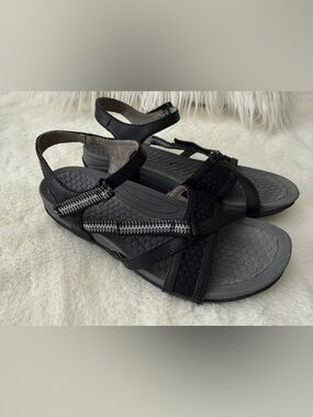 Size 7 Baretraps Danny Casual Sandals.